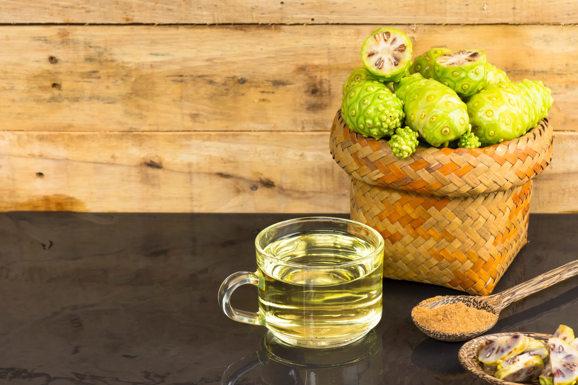 Trái nhàu ngâm đường phèn trị bệnh gì? Công dụng và cách dùng đúng chuẩn