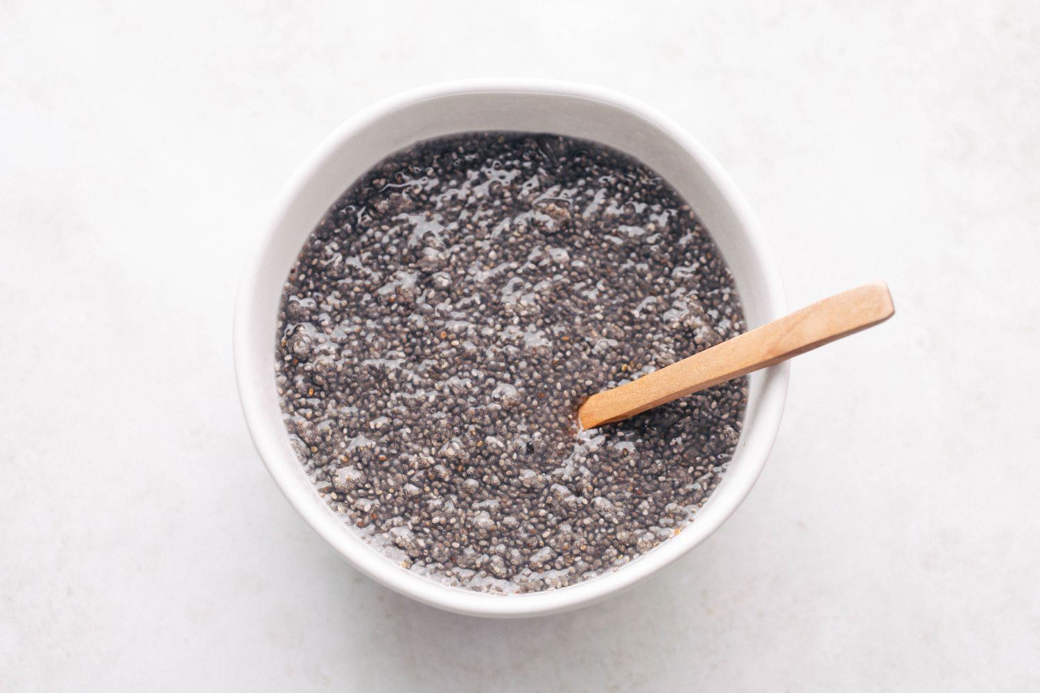 Ngâm hạt chia bằng nước nóng hay lạnh?